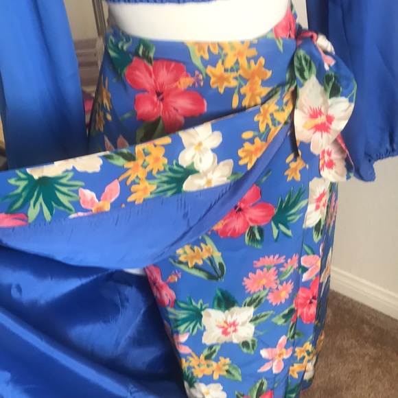 Beautiful wrap Hawaiian silk skirt - Picture 3 of 7